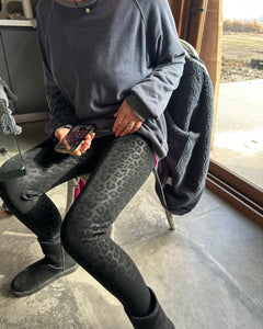 LEGGING CUERINA NEGRA ANIMAL PRINT FORRADA