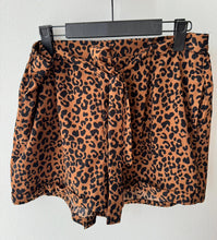 Cargar imagen en el visor de la galería, SHORT ALGODÓN ANIMAL PRINT
